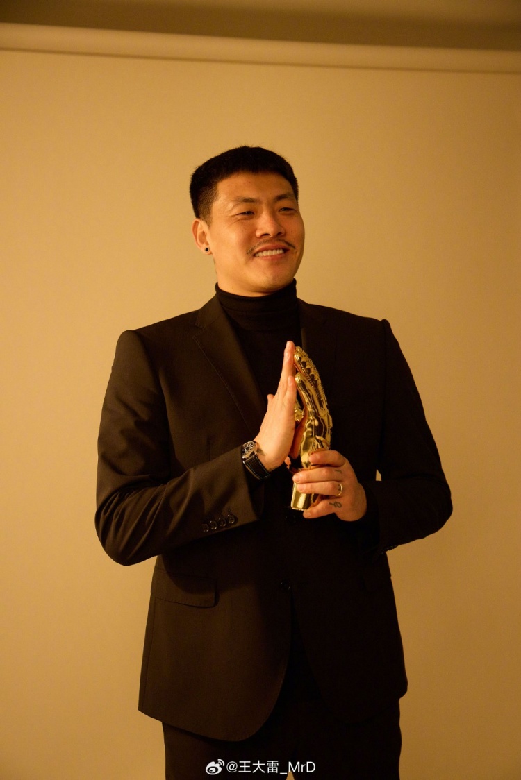  獲中國足球金手套獎，王大雷發(fā)文：既是榮譽也是鞭策自己的動力