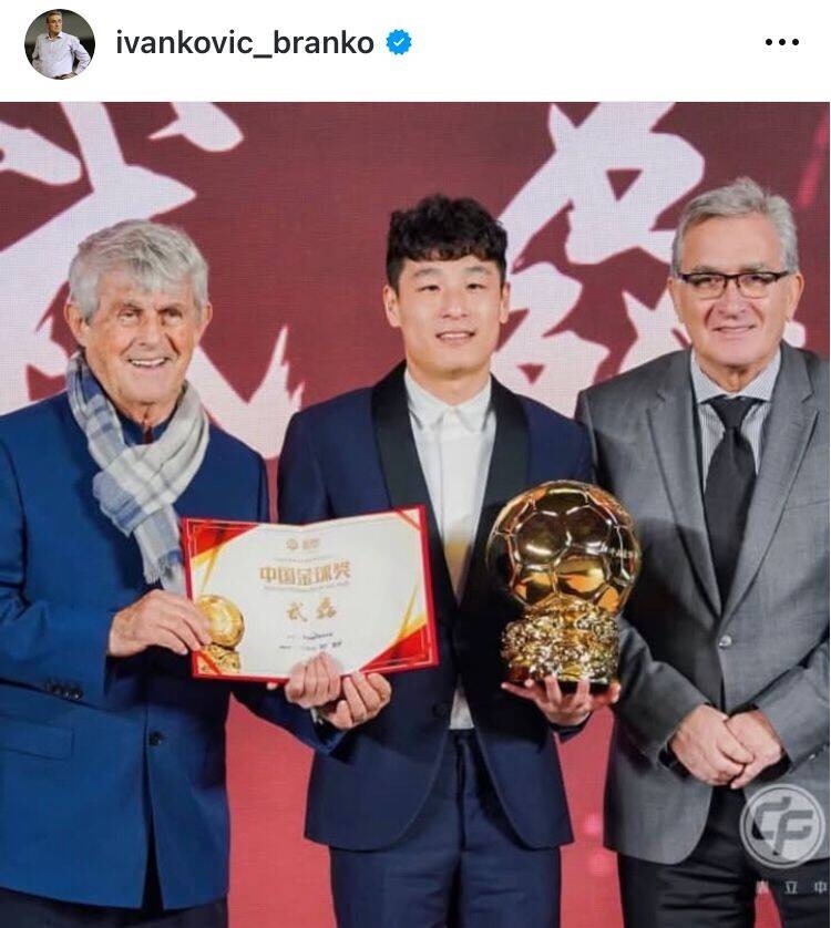  出席中國金球獎頒獎儀式，伊萬曬與武磊、米盧同框照片