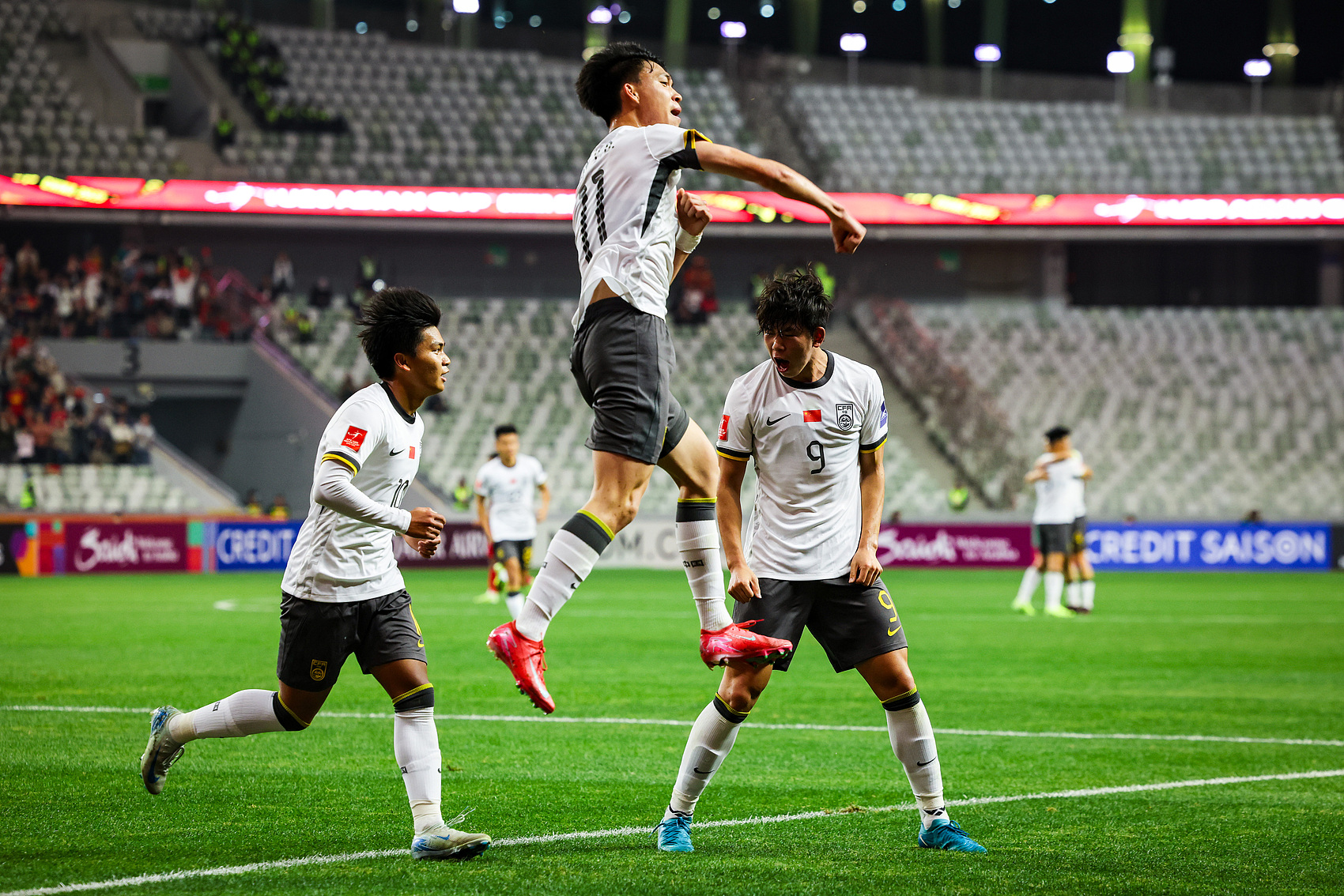  全面壓制！國青半場控球率高達7成，射門比9-3，造對方3張黃牌