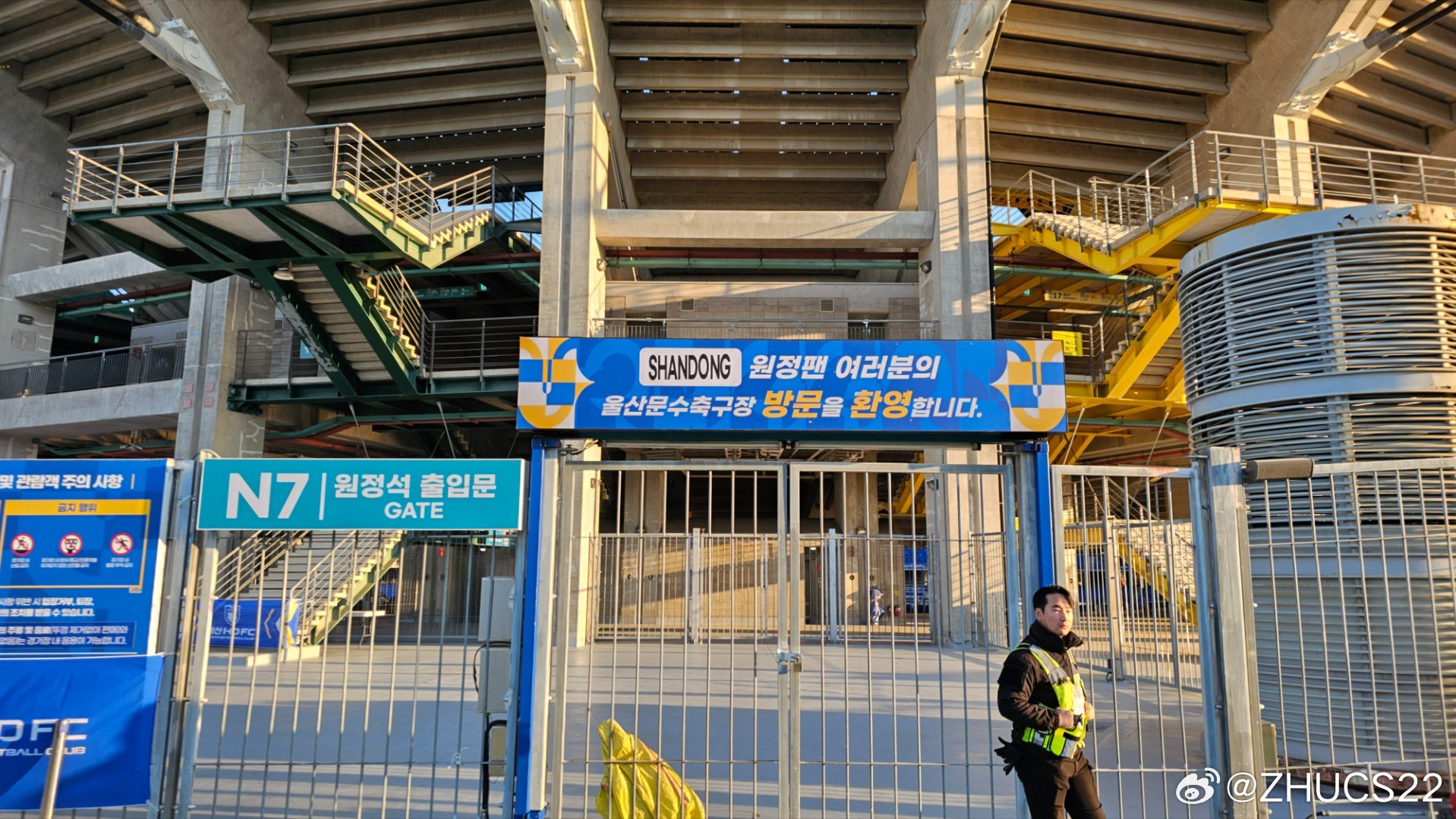  博主：蔚山現(xiàn)場工作人員、轉(zhuǎn)播車、安保在準(zhǔn)備撤場，場外一片安靜
