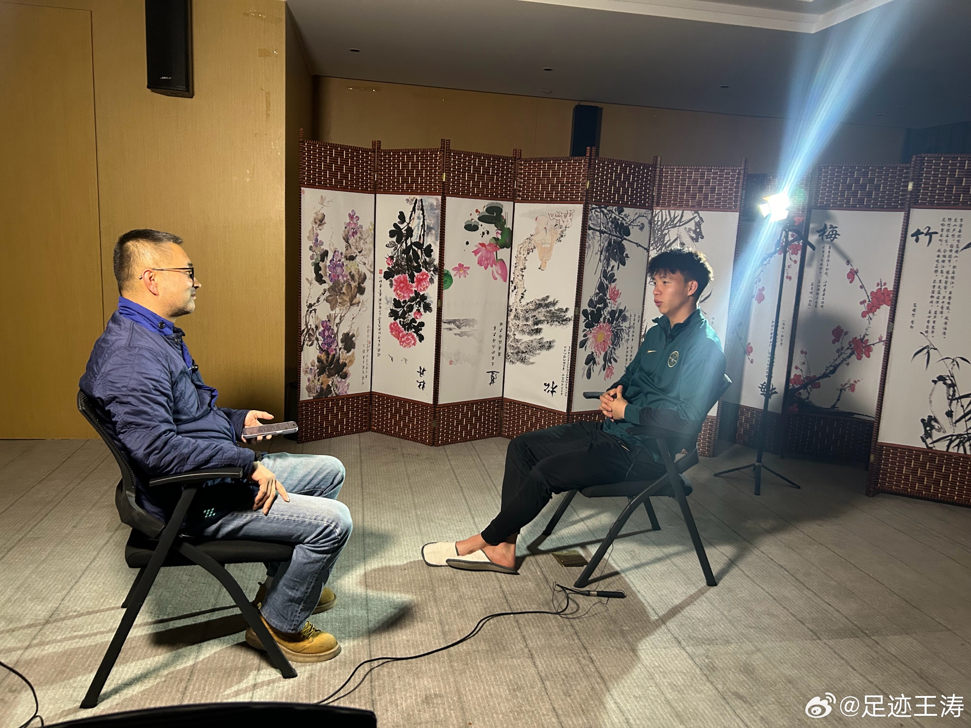  記者：王鈺棟視韋世豪為偶像&想加他微信，現(xiàn)進(jìn)了國(guó)足不知加到?jīng)]