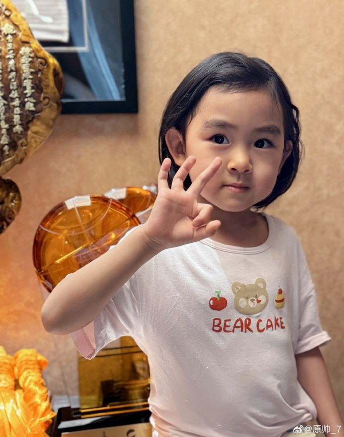  三分大賽三冠王！原帥曬三冠獎(jiǎng)杯：完成了女兒給安排的任務(wù)！