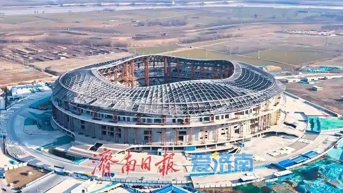  魯媒：戴上1.6萬噸“鋼鐵巨冠”，黃河體育中心球場完成屋蓋施工