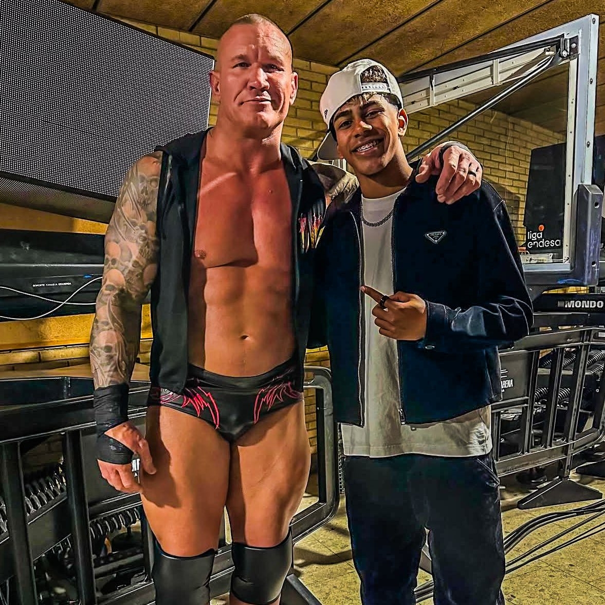  小心RKO！亞馬爾現(xiàn)場觀戰(zhàn)WWE，和奧爾頓、Triple H等合影
