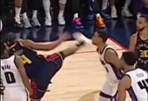  抬腳過高踢到了對(duì)手下巴！NBA官方：穆迪這一動(dòng)作被判1級(jí)惡犯