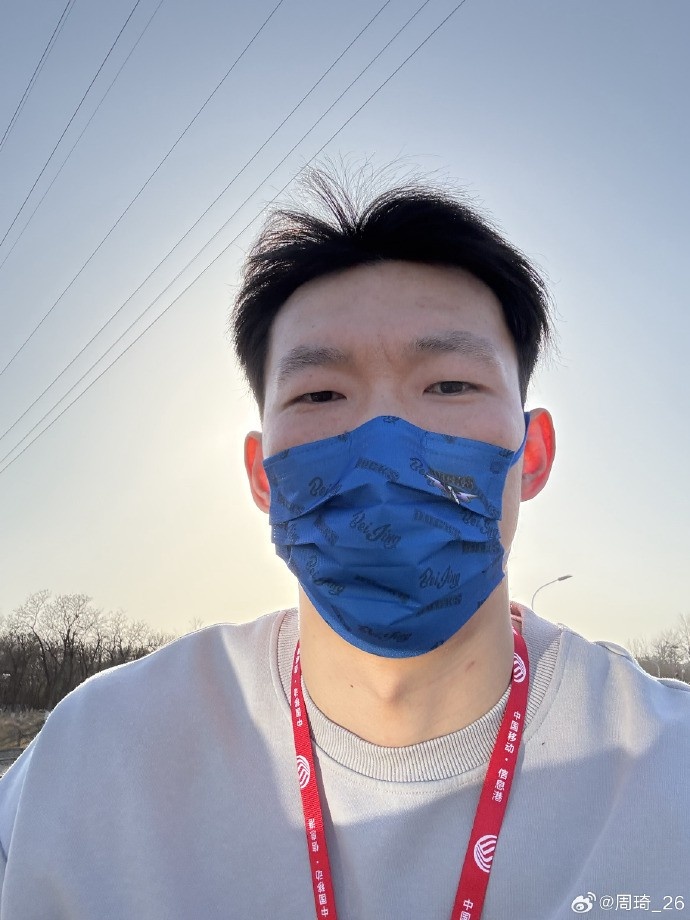  悠閑！周琦騎京牌電動(dòng)車出行：太陽出來了 開京牌兜兜風(fēng)！