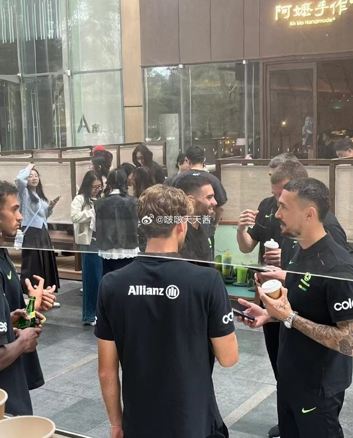  松弛感拉滿！澳大利亞隊員在杭州街頭喝奶茶