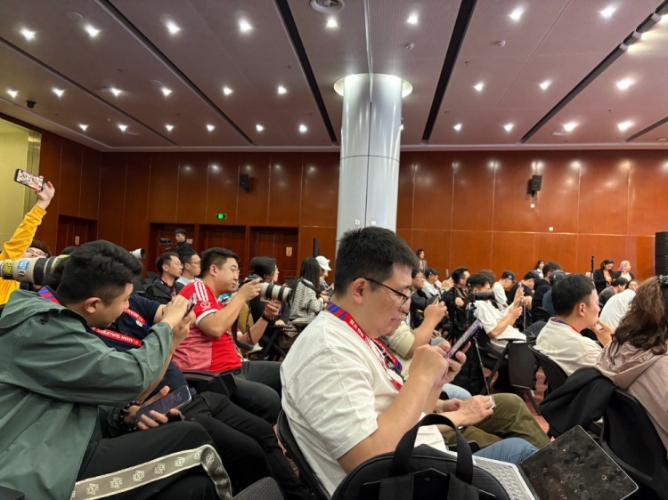  萬眾矚目！記者擠滿國足賽前新聞發(fā)布廳，賽場記者預(yù)計超300人