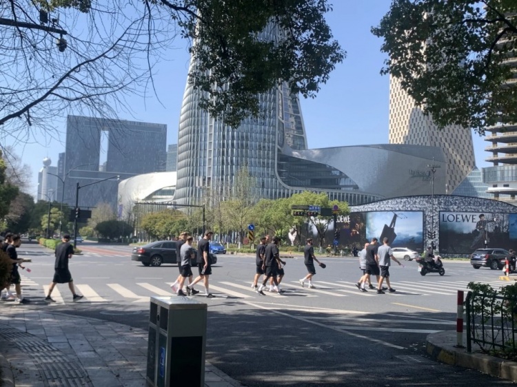  心態(tài)放松，有網(wǎng)友拍到澳大利亞隊(duì)早上在萬象城citywalk