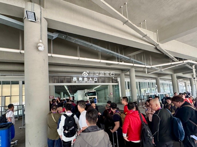  盛況空前！記者曬照：距離中澳之戰(zhàn)還有三小時(shí)，現(xiàn)場(chǎng)記者已超百名