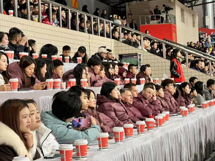  北青體育：中國女足現(xiàn)身中甲賽場，觀看重慶銅梁龍vs遼寧鐵人