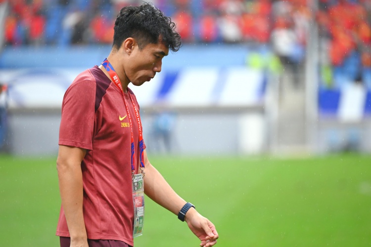  滬媒：單后腰讓國足防守承受更大壓力，若鄭智沒退役或能勝任