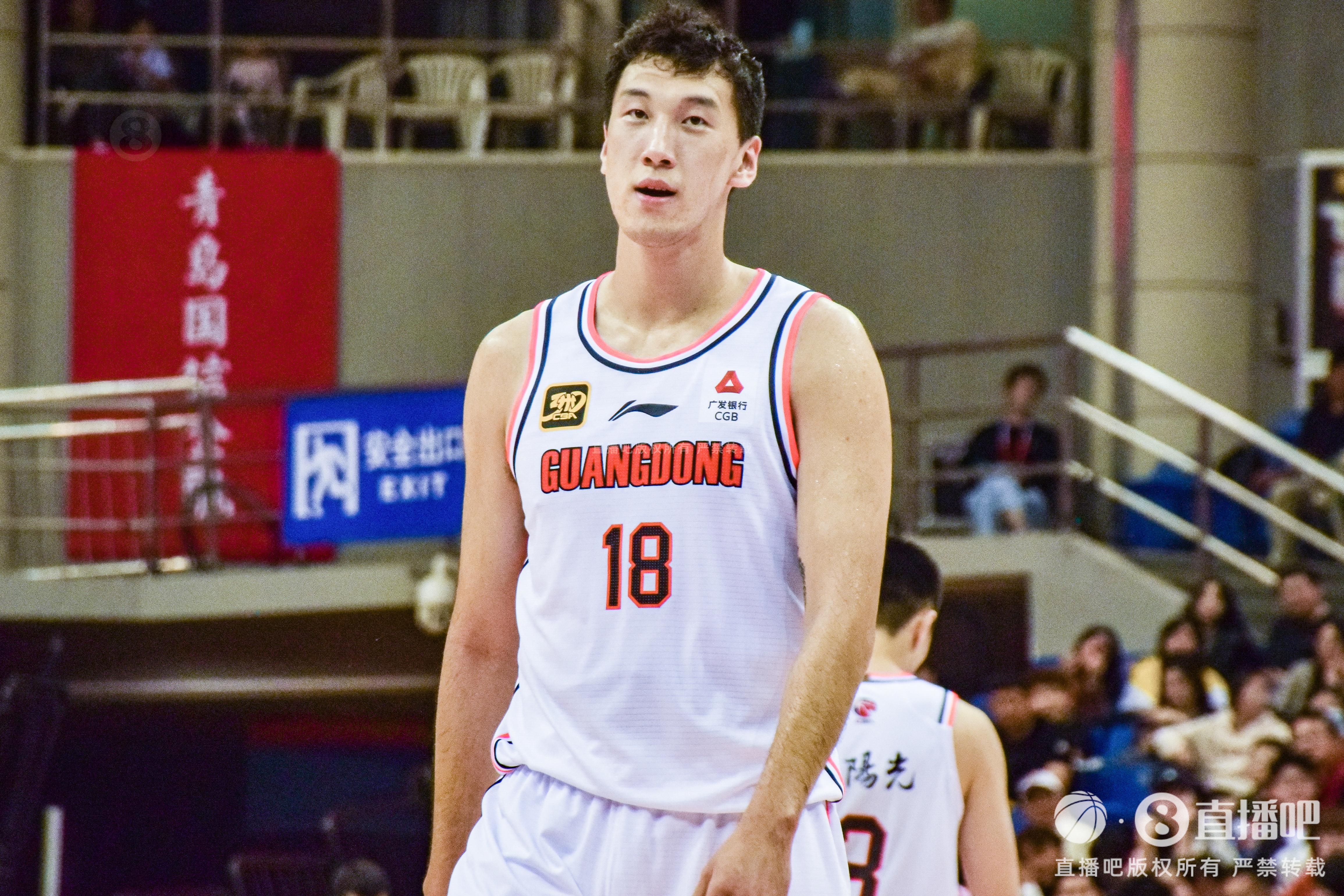  高炮臺(tái)發(fā)威！杜潤旺半場6中5拿到13分2斷1帽 三分3中3