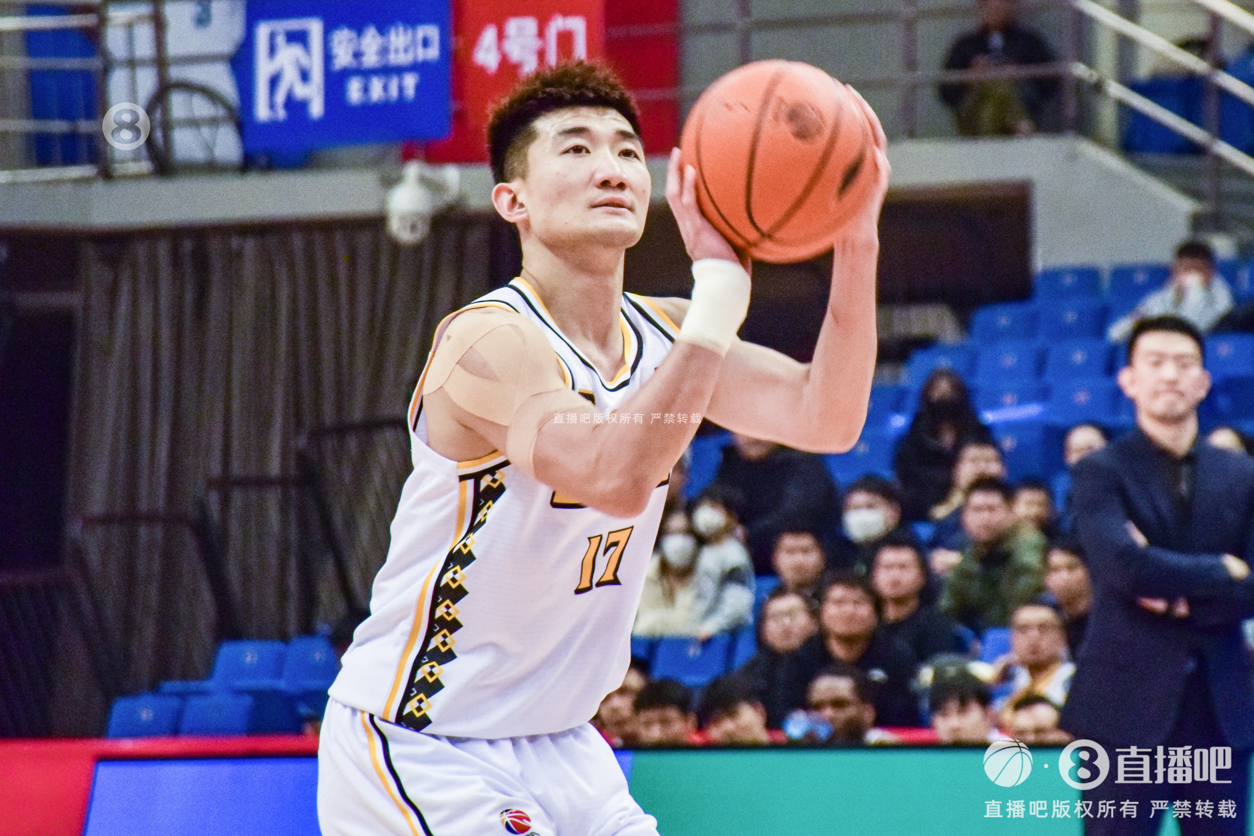  早日康復！探長：孫銘徽已經(jīng)脫掉保護靴 可以正常走路