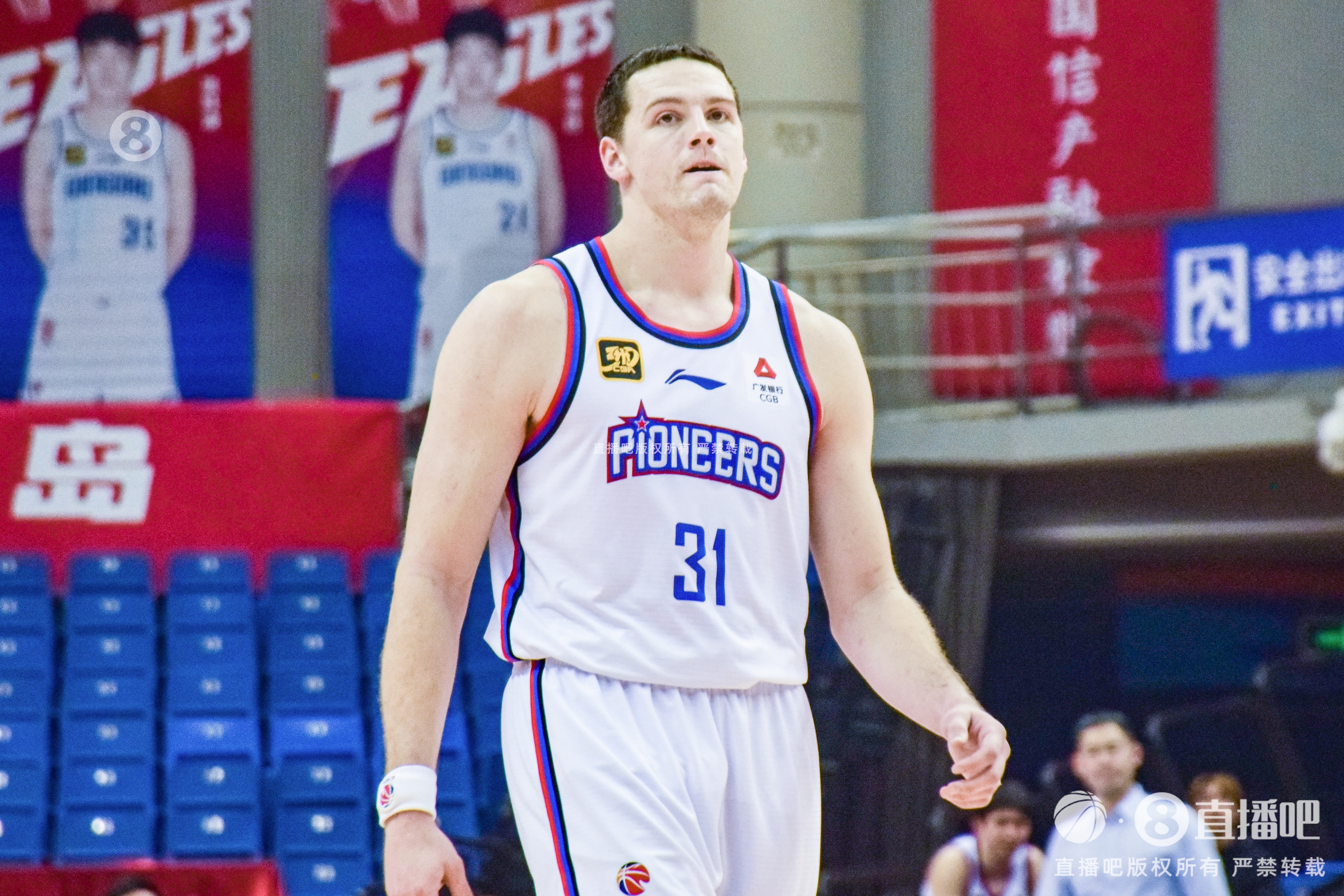  手感來遲了！大衛(wèi)-詹姆斯19中7&三分10中4拿到18分15籃板